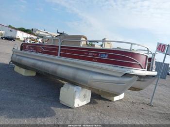  Salvage Suntracker Boat