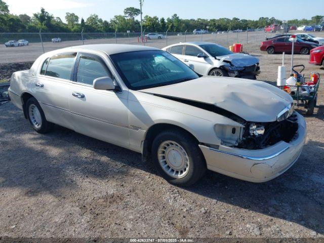  Salvage Lincoln Towncar