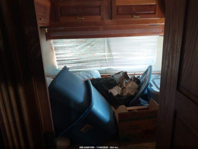 Chevrolet P30 Motor Home Image 4