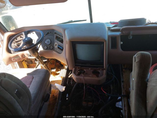 Chevrolet P30 Motor Home Image 8