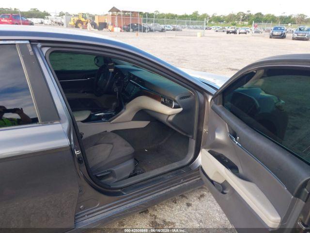 Toyota Camry Le Image 6