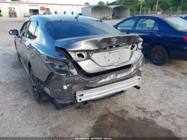 Toyota Camry Le Image 4