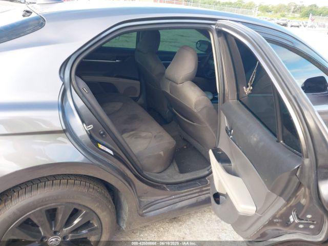 Toyota Camry Le Image 18