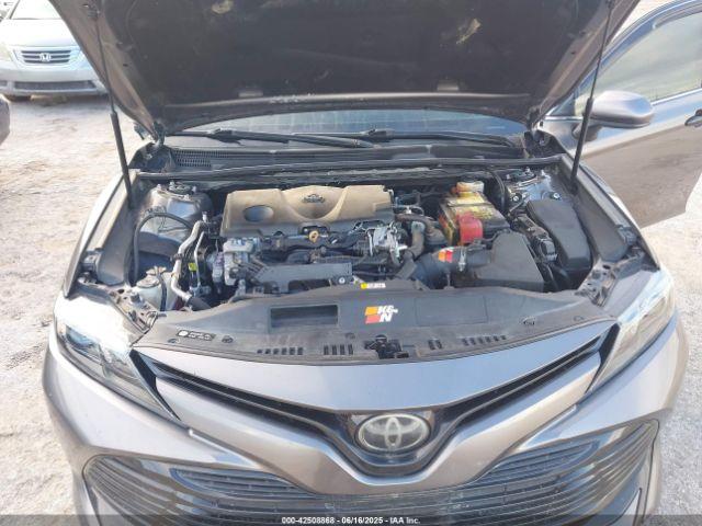 Toyota Camry Le Image 8