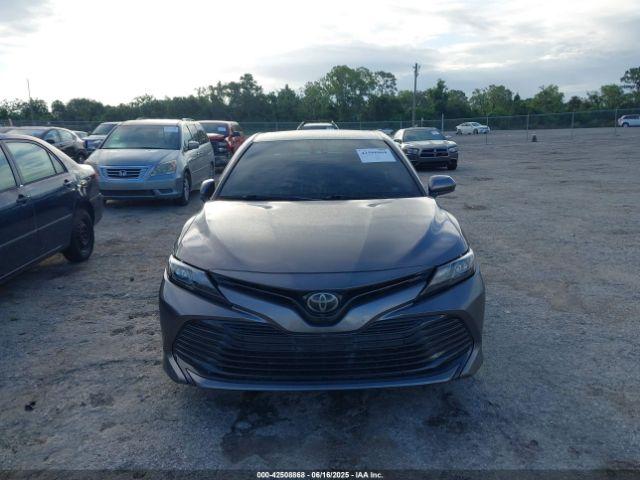 Toyota Camry Le Image 7