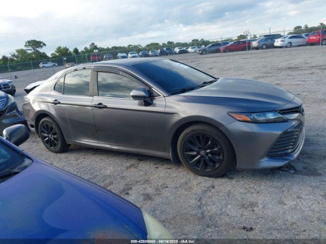 Toyota Camry Le Image 12