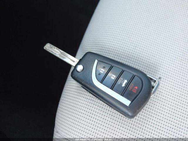 Toyota Corolla Le Image 12