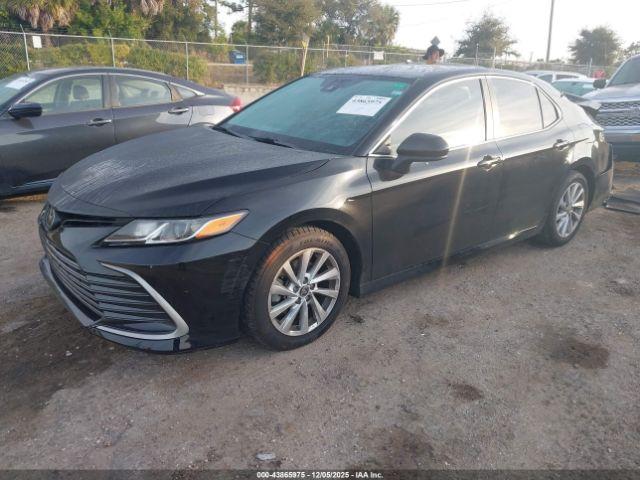 Toyota Camry Le Image 14