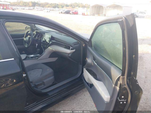 Toyota Camry Le Image 3