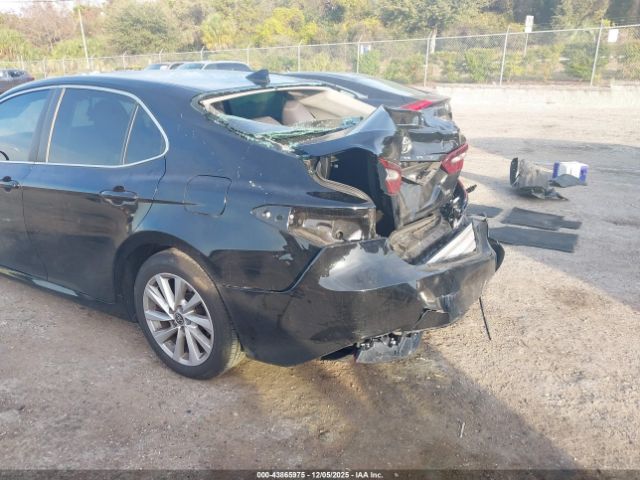 Toyota Camry Le Image 16