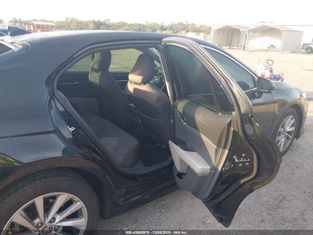 Toyota Camry Le Image 6