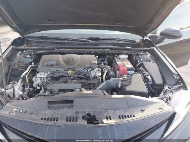 Toyota Camry Le Image 10