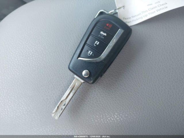 Toyota Camry Le Image 8