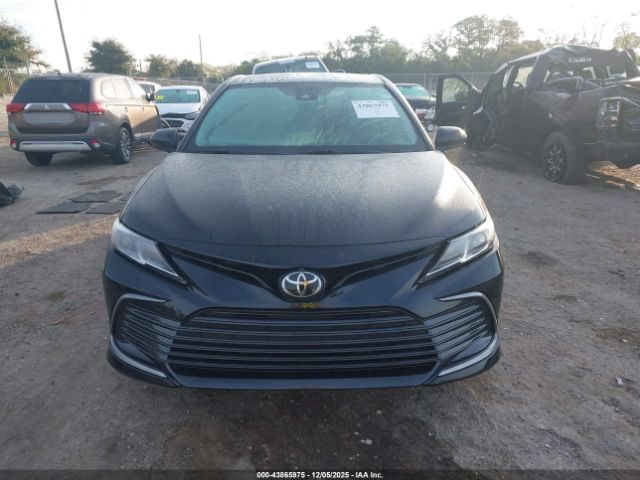 Toyota Camry Le Image 11