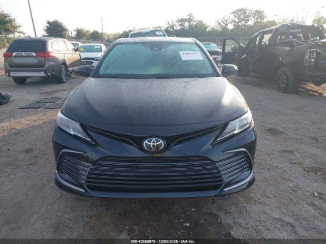 Toyota Camry Le Image 11