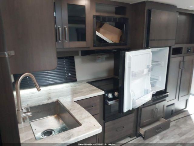 Grand Design Transcend Travel Trailer Image 9