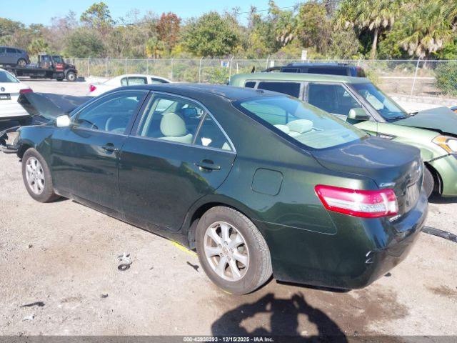 Toyota Camry Le Image 16