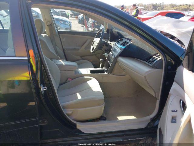 Toyota Camry Le Image 10