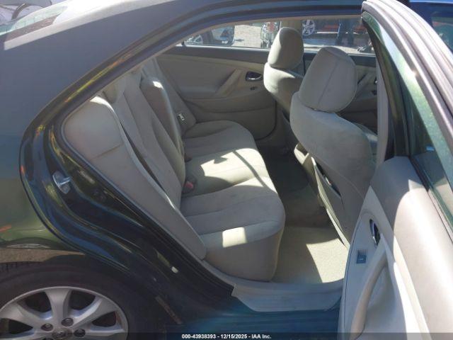 Toyota Camry Le Image 4