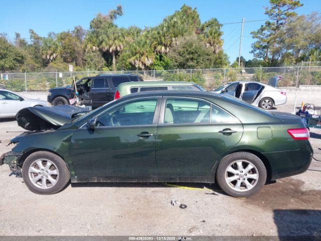 Toyota Camry Le Image 6