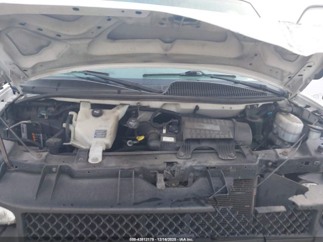 Chevrolet Express Work Van Image 11