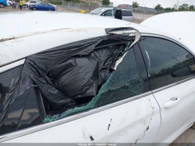 Chrysler 200 Limited Image 9