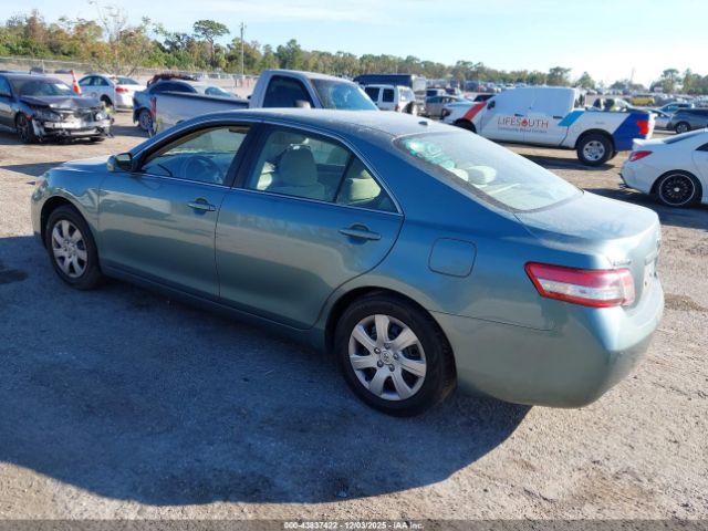 Toyota Camry Le Image 13