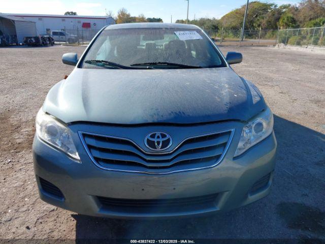 Toyota Camry Le Image 12