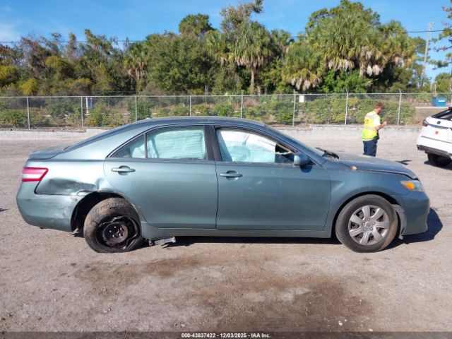 Toyota Camry Le Image 11