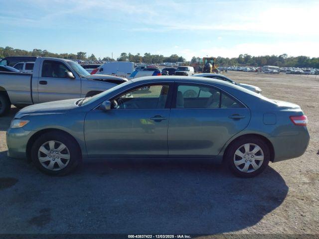 Toyota Camry Le Image 7