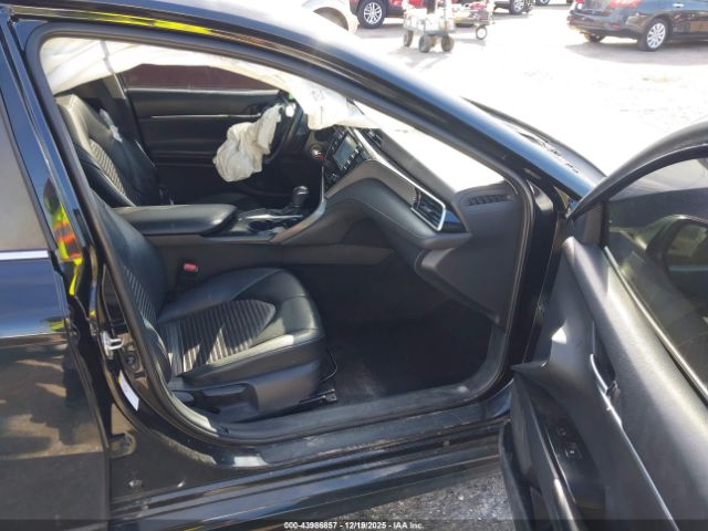 Toyota Camry Se Image 11