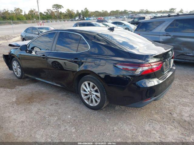 Toyota Camry Le Image 5