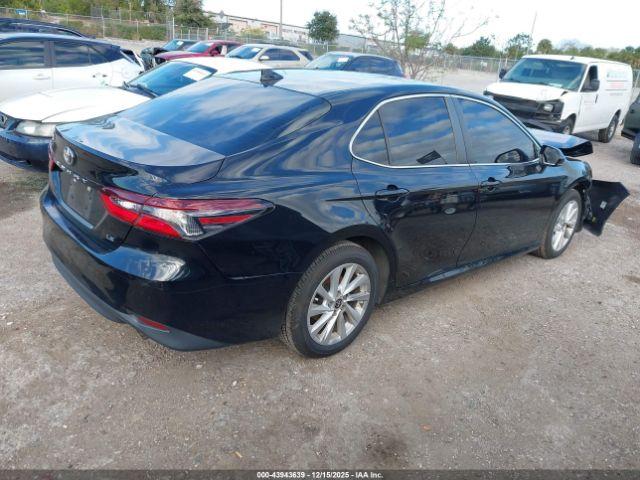 Toyota Camry Le Image 10