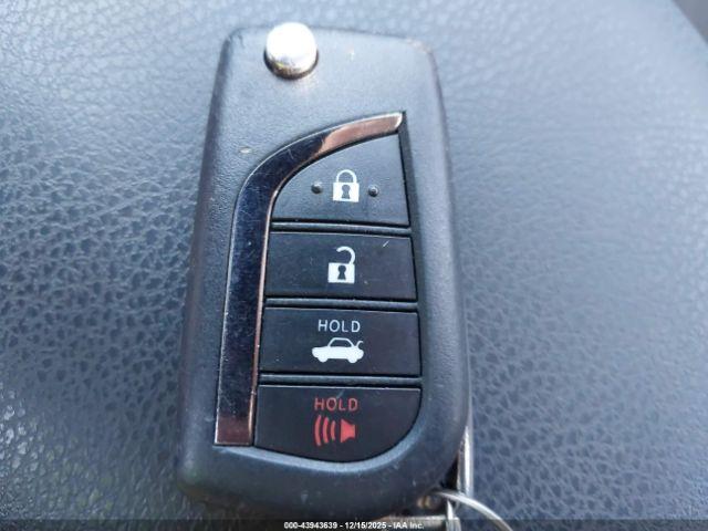 Toyota Camry Le Image 13