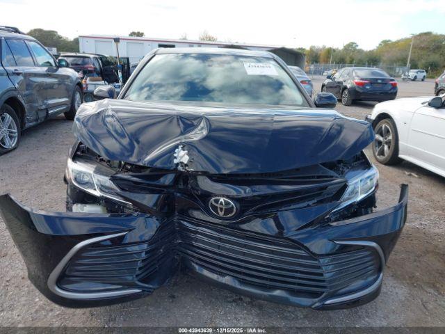 Toyota Camry Le Image 8