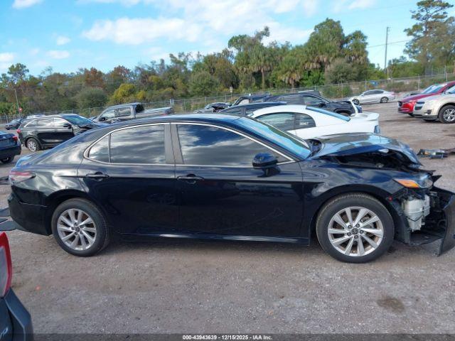 Toyota Camry Le Image 11