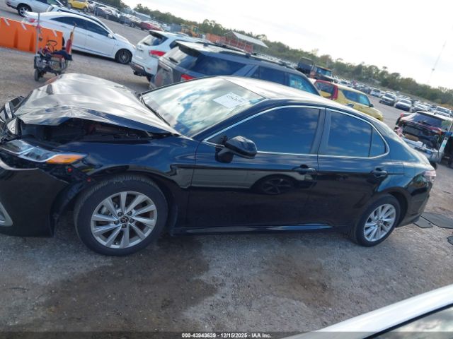 Toyota Camry Le Image 4